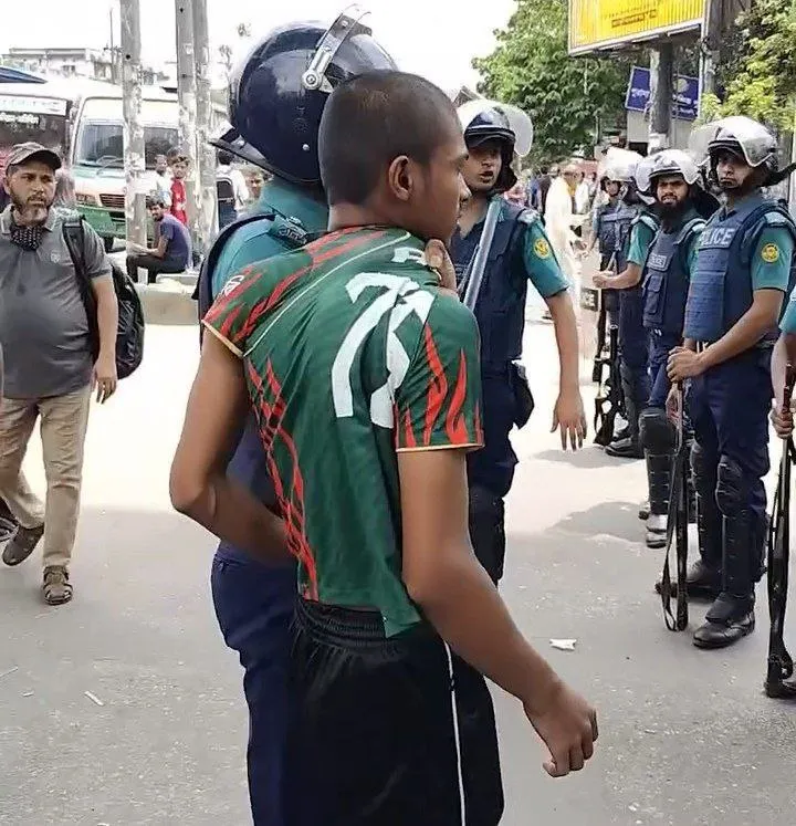 ১৪ বছরের শিশু, ক্লাস নাইনের ছাত্র আল আমীনকে এভাবেই টেনে হিচড়ে তুলে নিয়ে যায় পুলিশ এই বর্বরতার শেষ কোথায়!