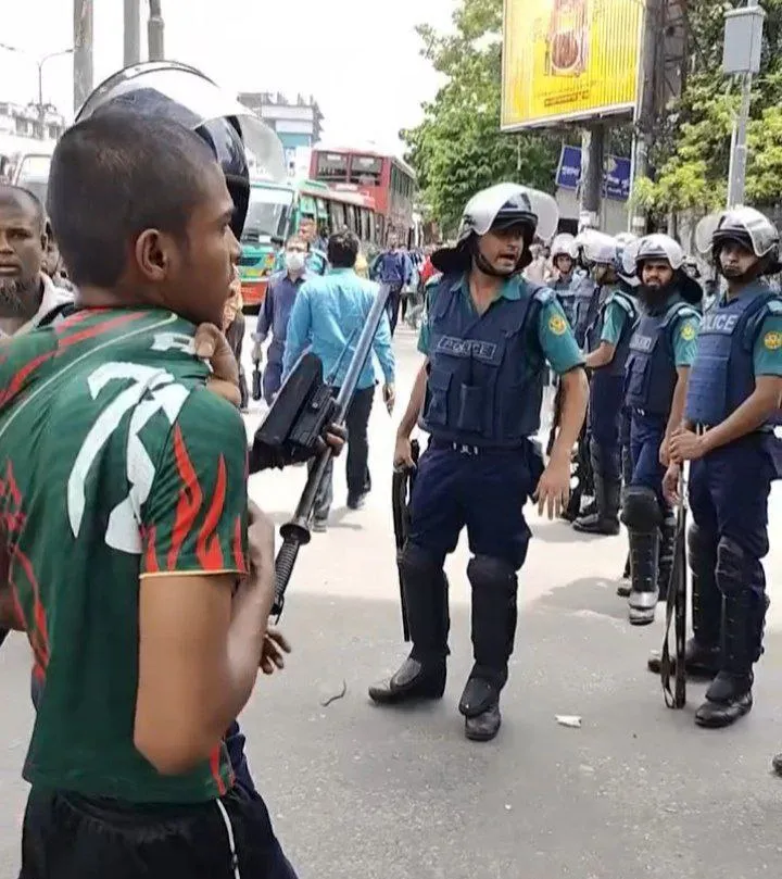 ১৪ বছরের শিশু, ক্লাস নাইনের ছাত্র আল আমীনকে এভাবেই টেনে হিচড়ে তুলে নিয়ে যায় পুলিশ এই বর্বরতার শেষ কোথায়!