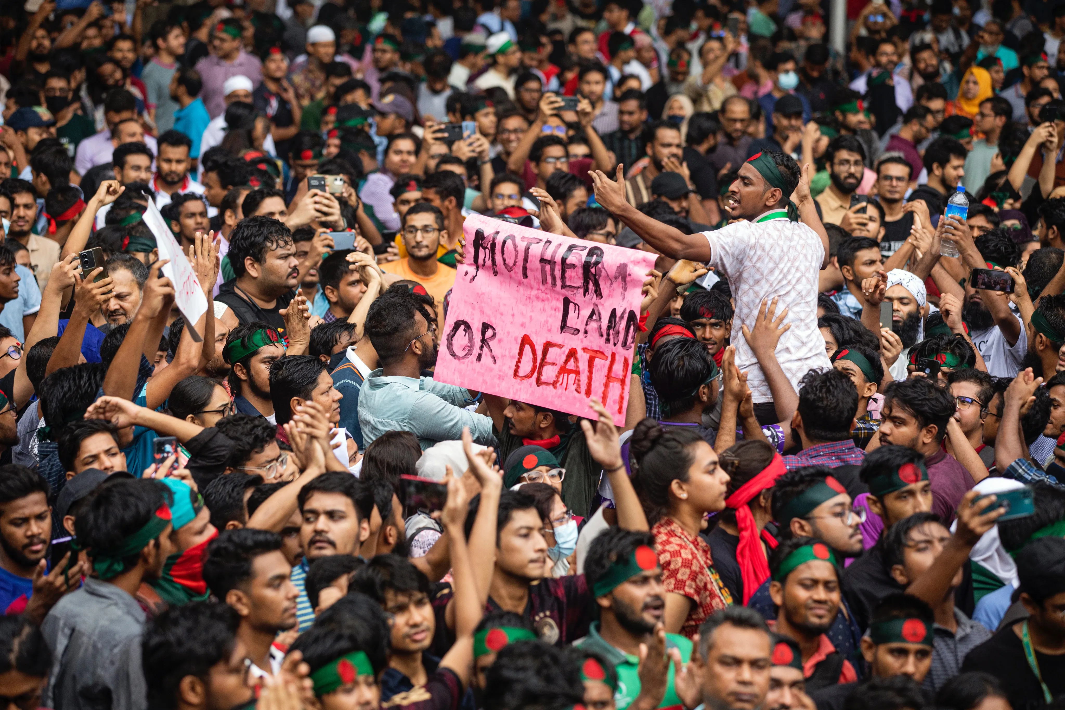 Bangladesh protesters return to the streets to demand PM’s removal — in pictures. 
 https://aje.io/iy4kwz