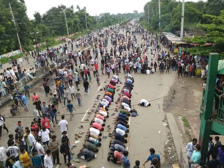 জাবি'র শিক্ষার্থীরা ঢাকা-আরিচা মহাসড়ক অবরোধ করে রেখেছে।