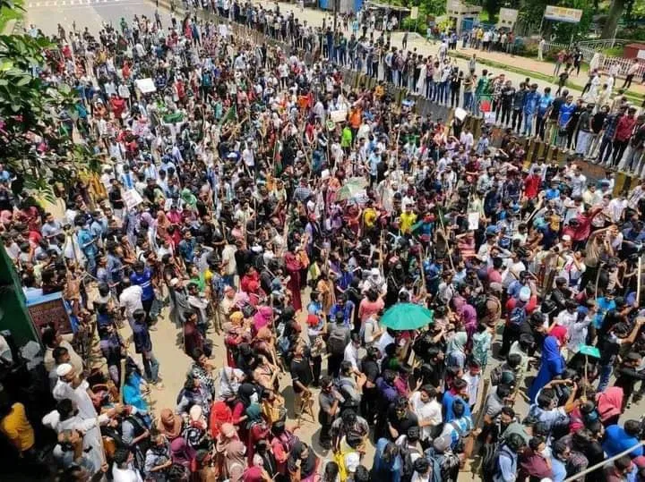 জাবি'র শিক্ষার্থীরা ঢাকা-আরিচা মহাসড়ক অবরোধ করে রেখেছে।