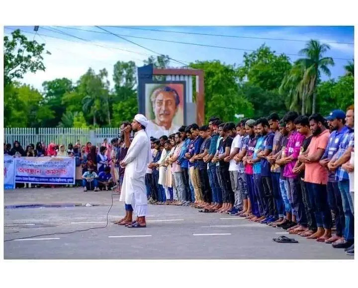 এ এক অন্য বাংলাদেশ! 
এ বাংলাদেশ হারবেনা, ইনশাআল্লাহ্!
স্থানঃ Khulna University