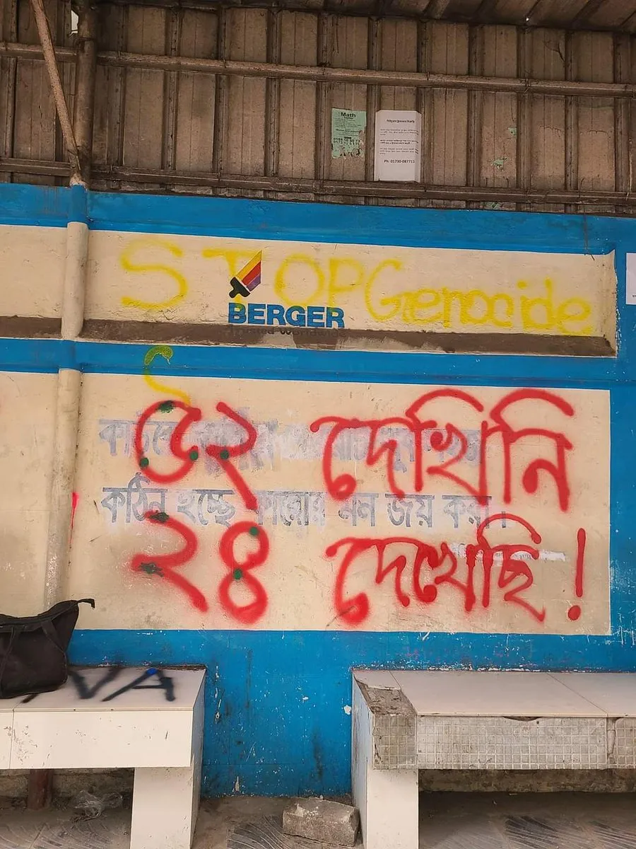 The student spray paints, "Murderer Hasina" on the wall. a large crowd cheers. This is yesterday at. the Chittagong court premises. There may well have been popular anger in some quarters towards Sheikh Hasina, the prime minister, but this kind of popular expression seems new. Psychological/political boundaries seem to be being broken. The slogan is: "Shame on you, Hasina. Shame on you." @TheDavidBergman
https://x.com/TheDavidBergman/status/1818977876470899000