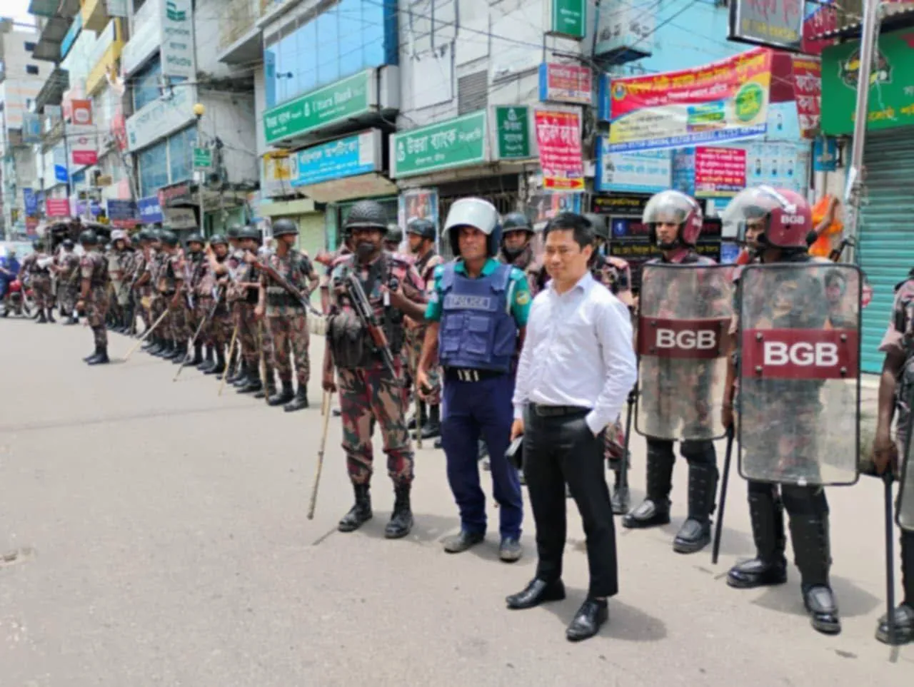 #Barisal, the city where the first administration surrendered, is not doing well today. Today's students are lathi-charged, journalists attacked, mass arrested during the #JusticeForMarch program. Numerous female students were injured in a brutal attack by armed #BDPolice in #Barisal today. Many were taken away from the scene while injured. This incident is deeply disturbing. 