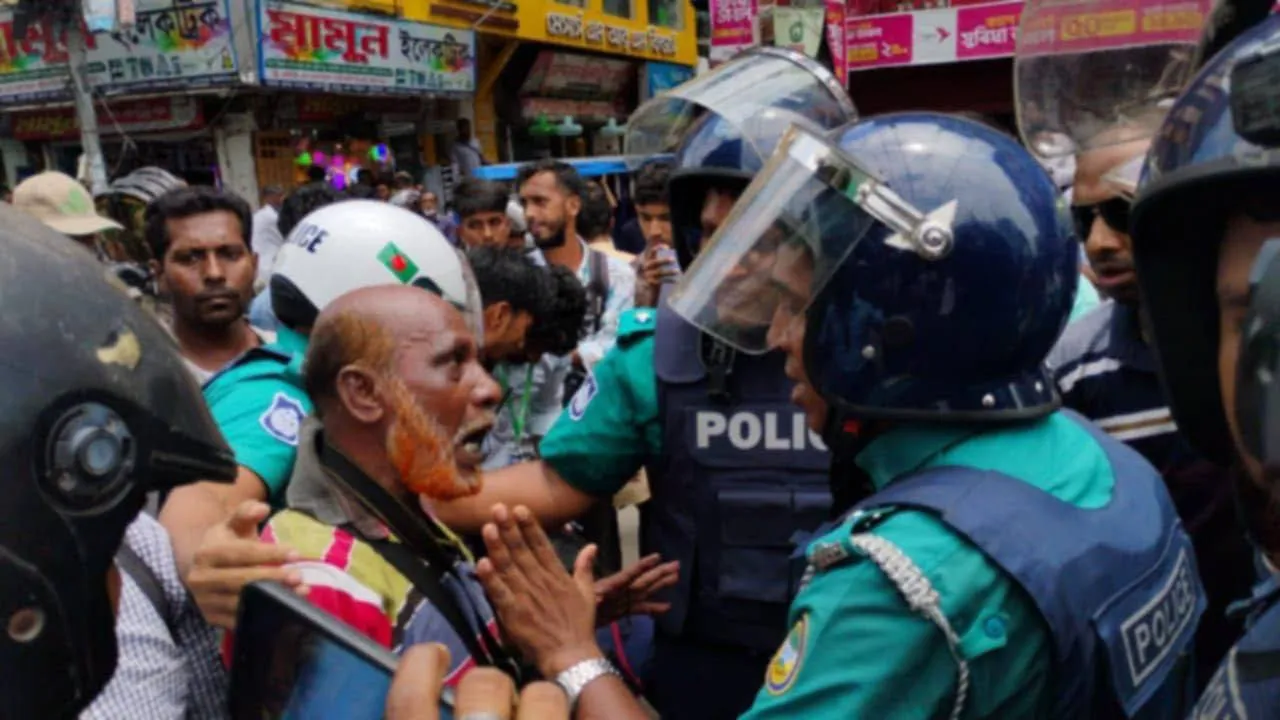 #Barisal, the city where the first administration surrendered, is not doing well today. Today's students are lathi-charged, journalists attacked, mass arrested during the #JusticeForMarch program. Numerous female students were injured in a brutal attack by armed #BDPolice in #Barisal today. Many were taken away from the scene while injured. This incident is deeply disturbing. 