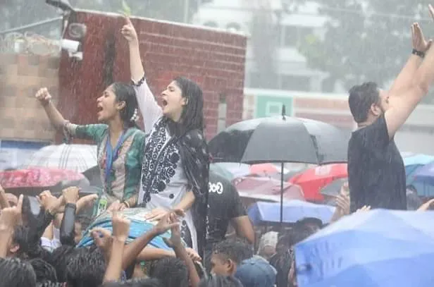 Students defy the rain, back to the streets of Dhaka on Friday in their school uniforms!