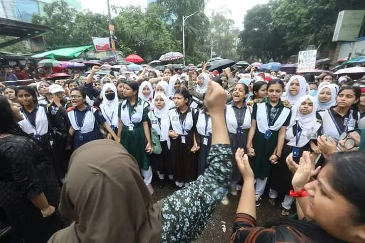 Students defy the rain, back to the streets of Dhaka on Friday in their school uniforms!