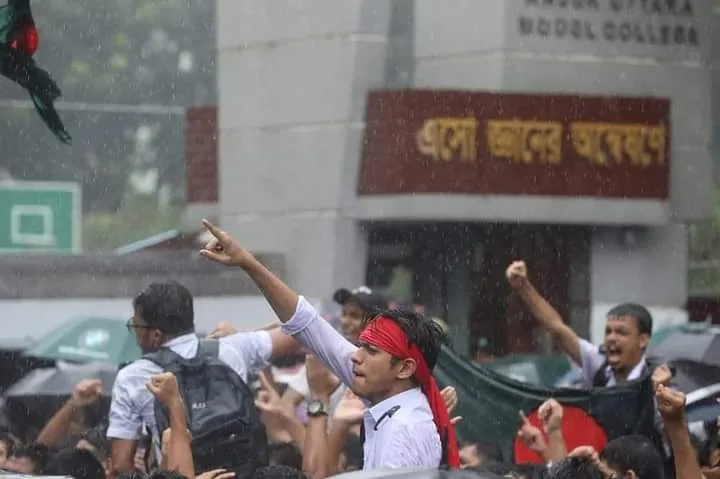 Students defy the rain, back to the streets of Dhaka on Friday in their school uniforms!