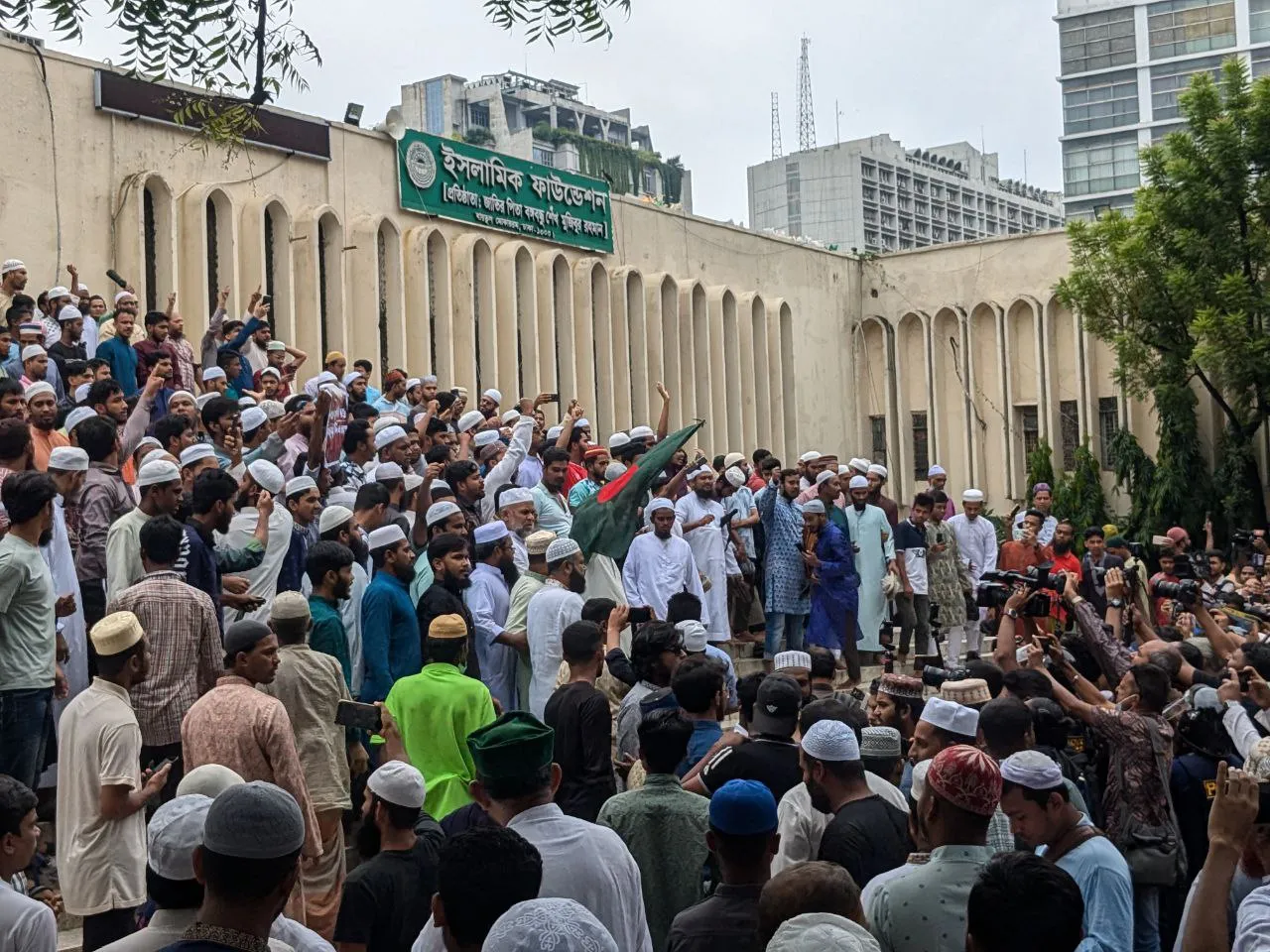 বায়তুল মোকারমের উওর গেইটের চিএ 01:55 
2 আগস্ট 