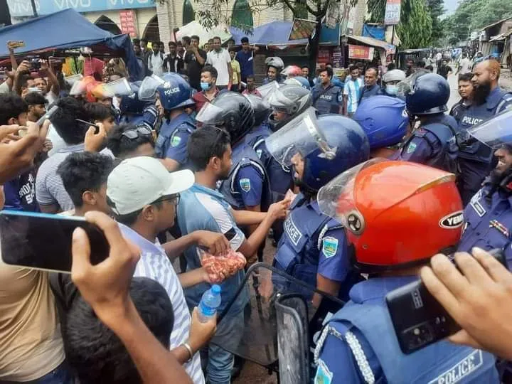 জয়পুরহাটে পুলিশ সদস্যদের বিস্কুট ও  পানি খাওয়ালেন আন্দোলনরত শিক্ষার্থীরা
কোটা সংস্কার আন্দোলনের সময় সারাদেশে শিক্ষার্থীদের ওপর হামলা, গুলি, হত্যার বিচারসহ ৯ দফা দাবিতে বৈষম্যবিরোধী ছাত্র আন্দোলনের পূর্ব ঘোষিত কর্মসূচি বাস্তবায়নে জয়পুরহাটে  বিক্ষোভ মিছিল  অবস্থান কর্মসূচি পালন করে  শিক্ষার্থীরা।