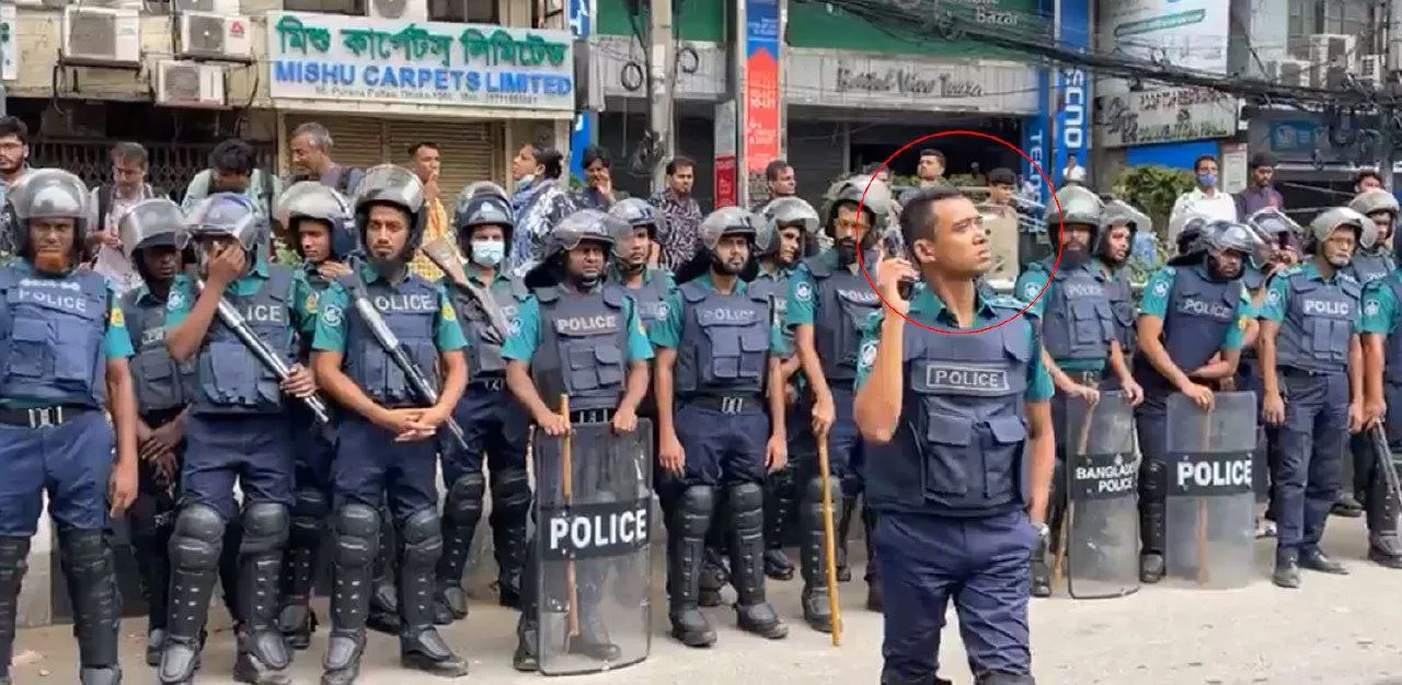 


Armed police officers, led by Golam Ruhani, the younger brother of former Chhatra League General Secretary Golam Rabbani, have surrounded the Baitul Mukarram Mosque in the capital

রাজধানীর বায়তুল মোকাররম মসজিদ এভাবেই ঘিরে রেখেছে ছাত্রলীগের সাবেক সাধারণ সম্পাদক গোলাম রাব্বানীর ছোট ভাই গোলাম রুহানির নেতৃত্বে সশস্ত্র পুলিশ সদস্যরা।