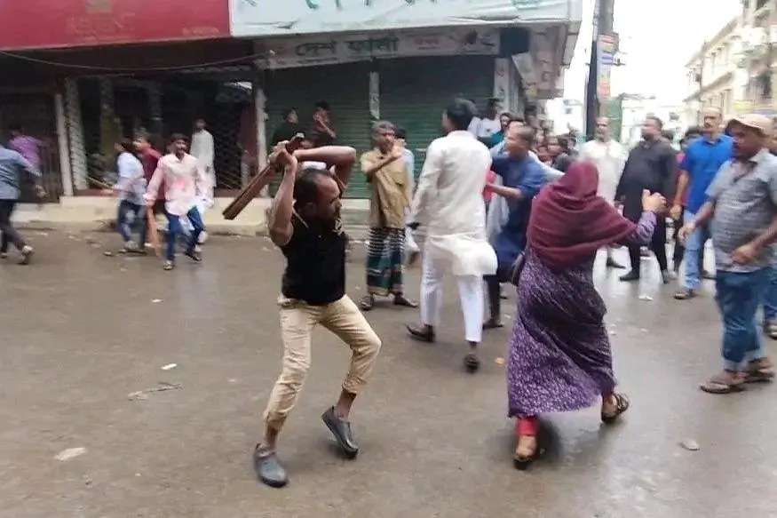 A BAL activist hitting a general Pedestrian woman. Human rights? There's nothing called human rights now in Bangladesh. And UN will say "we are observing" 

Narsingdi | 02.08.24
STEP DOWN FASCIST HASINA