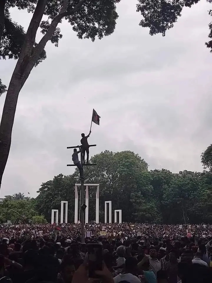 শহীদ মিনারের জমায়েত ২ লাখ পেরিয়ে গেছে।