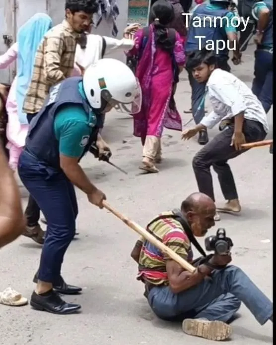 In Barisal, during a student protest, police assaulted journalists, including Daily Jugantor's photojournalist Shamim Ahmed, who was beaten by Deputy Commissioner Tanvir Arafat. Besides Shamim, NTv's cameraman Govinda Saha, Jamuna TV's cameraman Hridoy, and three other journalists were injured in this reprehensible police attack. We strongly condemn and protest this incident.

Photo: Tanmoy Tapu