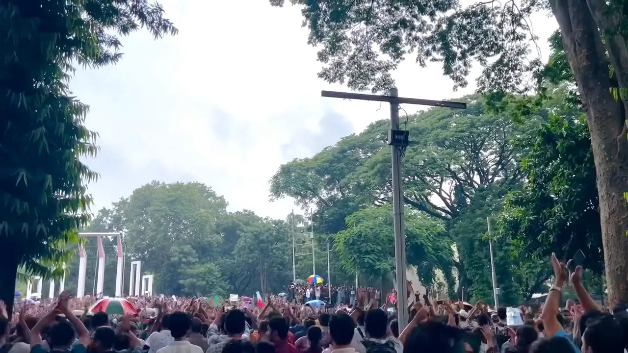 Look at this crowd. My eyes are blessed.
Shaheed minar. That's it. That's the post.