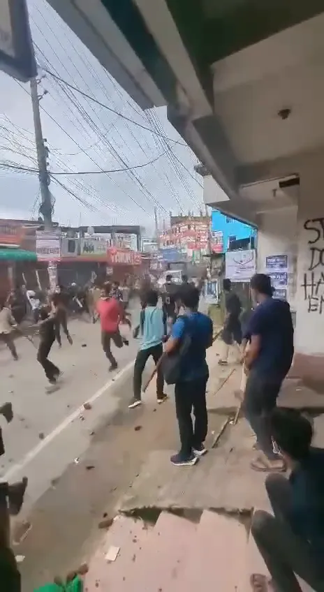 শেরপুরে শিক্ষার্থীদের উপর এভাবেই গাড়ি উঠিয়ে দিয়েছে পুলিশলীগের জানোয়াররা। এখন এইগুলা শিক্ষার্থীরা পিট