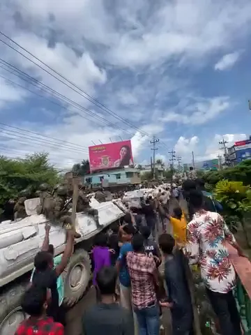 কুমিল্লায় সেনাবাহিনী সাধারণ ছাত্র- জনতার পক্ষে গুলি করছে। দেরিতে হলেও সেনাবাহিনীর জনতার পক্ষে দাঁড়াচ