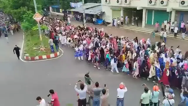 গণহত্যাকারী, খুনি হাসিনার পদত্যাগের এক দফা দাবিতে আজ সকাল থেকেই কুষ্টিয়া-খুলনা মহাসড়ক আটকিয়ে রেখেছেন