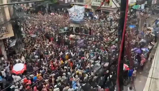 পাবনা এডওয়ার্ড কলেজের মেইন গেটে শিক্ষার্থীদের অবস্থান। ৩৪ জুলাই ( ৩ আগস্ট)